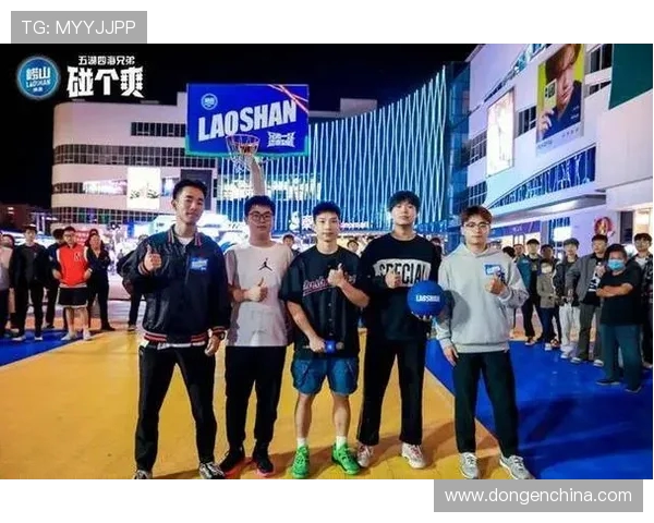 青岛男篮赛场内外展现足球式团队协作精神 助力球队拼搏向前 青岛男篮赛场内外展现足球式团队协作精神 助力球队拼搏向前