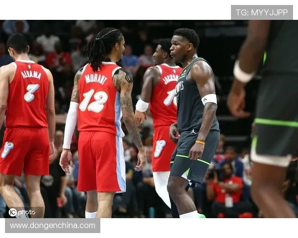 爱德华兹半场火力全开14投8中三分球精准命中助力球队逆转